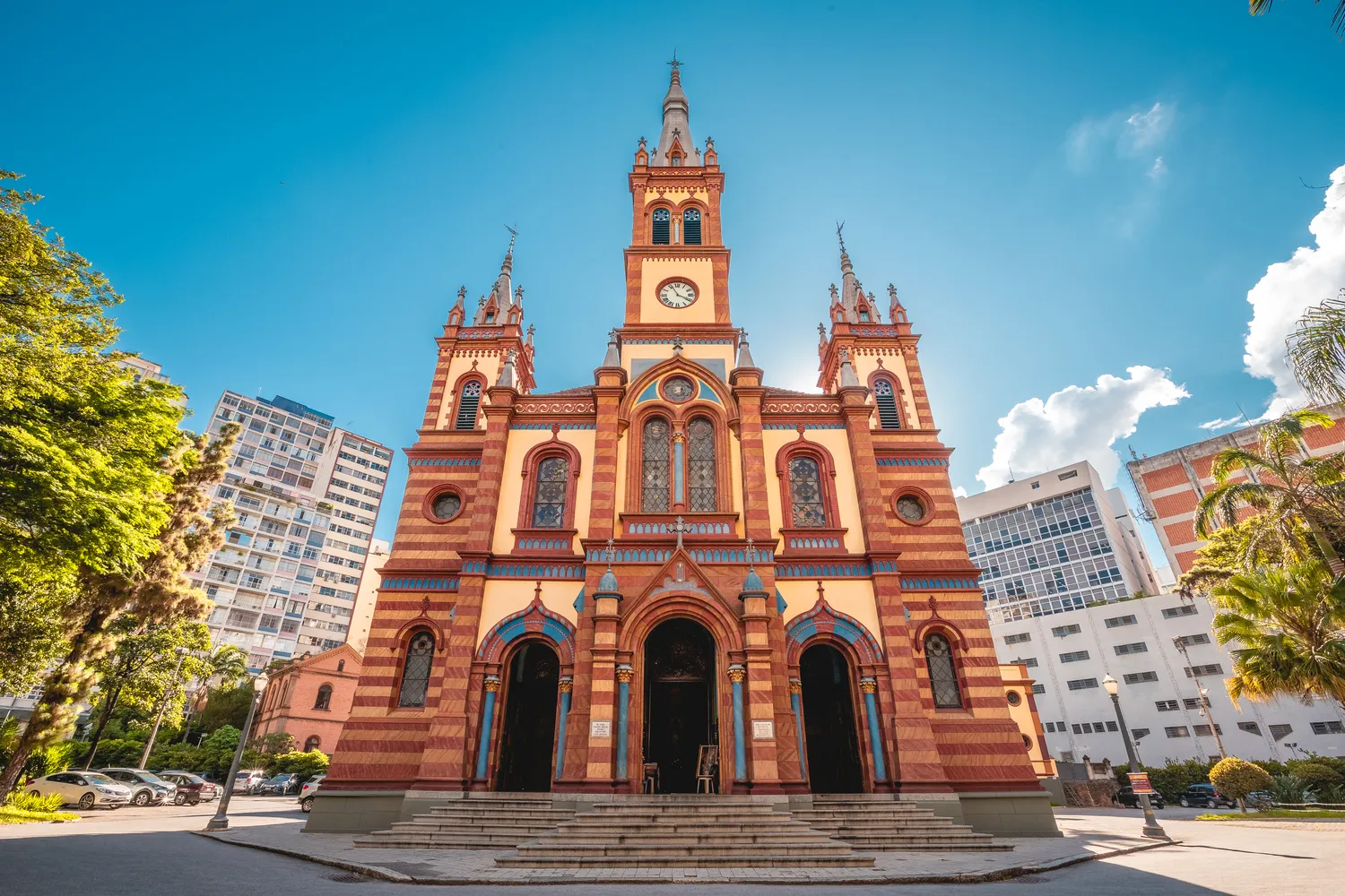 Belotur oferece passeio gratuito pelo patrimônio histórico e pela arte urbana de Belo Horizonte.