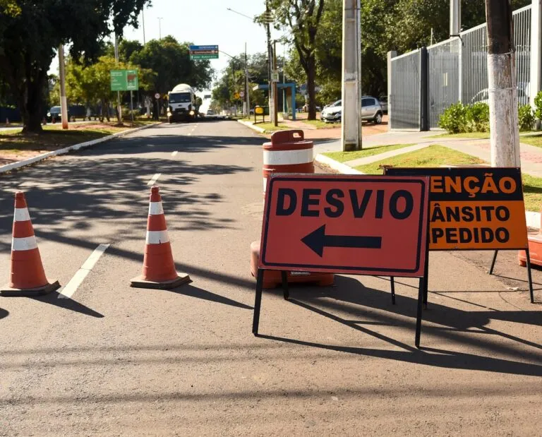 Interdição parcial na Avenida Doutor Nasri Siufi segue até as 17h para obras de esgoto.